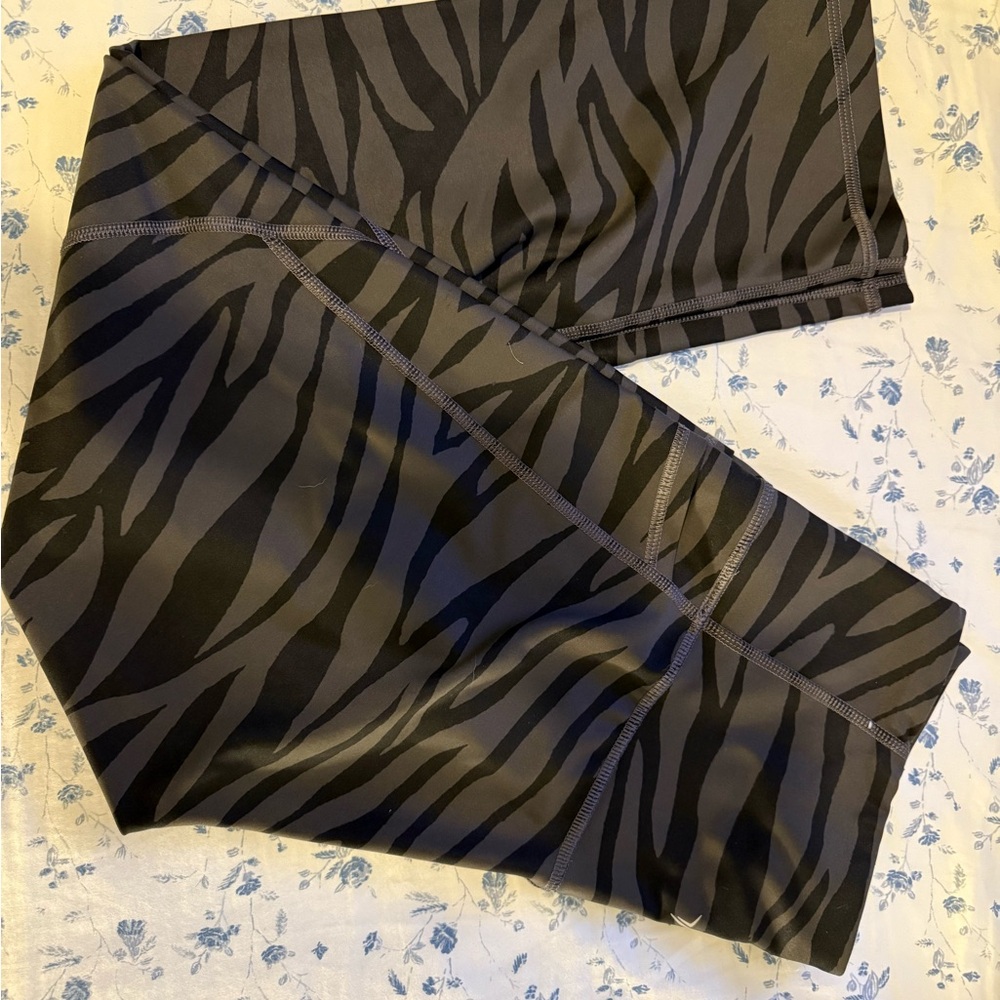Old Navy Black and Gray Zebra Print Leggings